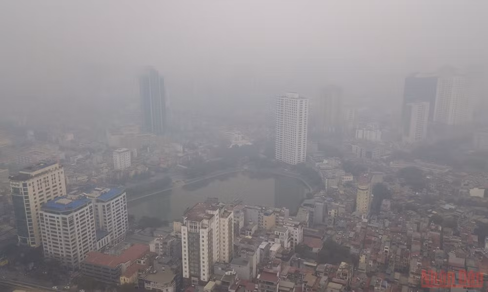 Khu vực trung tâm thành phố Hà Nội chìm trong bầu không khí đặc quánh của sương mù và bụi bẩn, cộng với mức độ ô nhiễm không khí cao. (Ảnh: Thành Đạt)