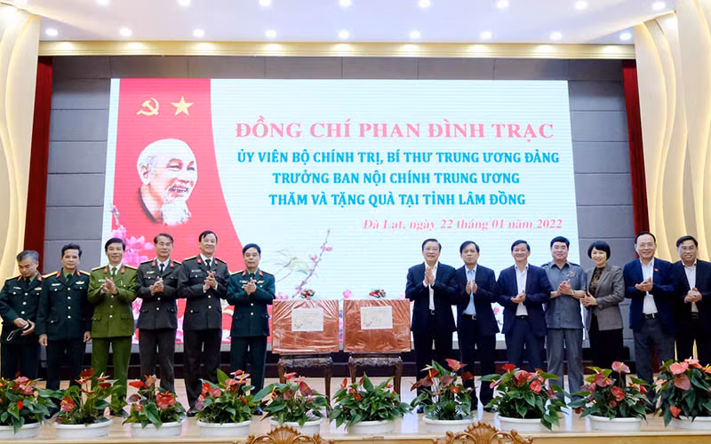 Trưởng Ban Nội chính Trung ương Phan Đình Trạc thăm và tặng quà Tết tại Lâm Đồng -0