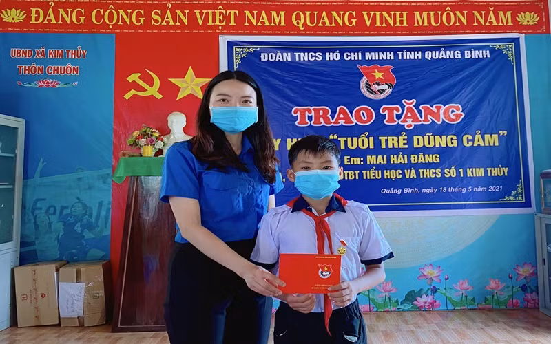Trao huy hiệu “Tuổi trẻ dũng cảm” cho em Mai Hải Đăng.
