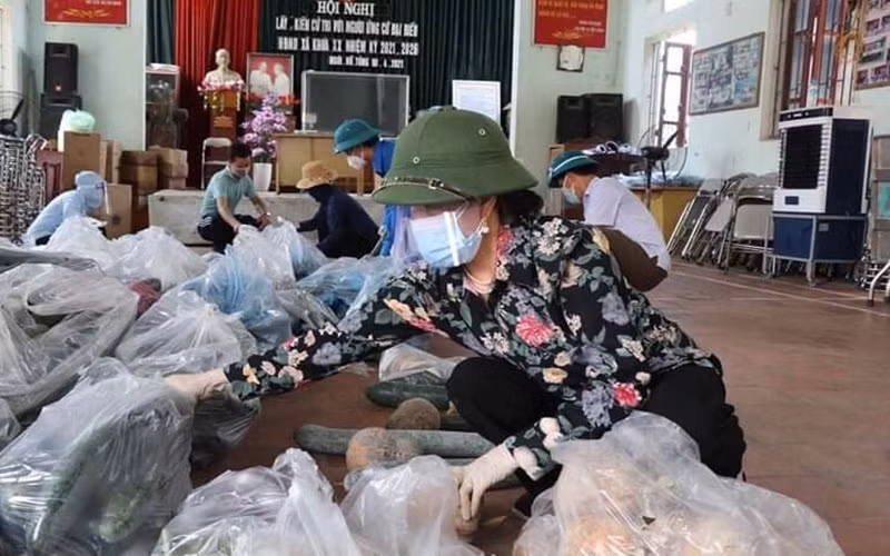 Nhu yếu phẩm được cung cấp bởi chính quyền và các tổ chức thiện nguyện.