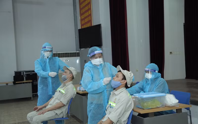 Lấy mẫu xét nghiệm SARS-CoV-2 cho người lao động của Công ty cổ phần Prime tại tỉnh Vĩnh Phúc.