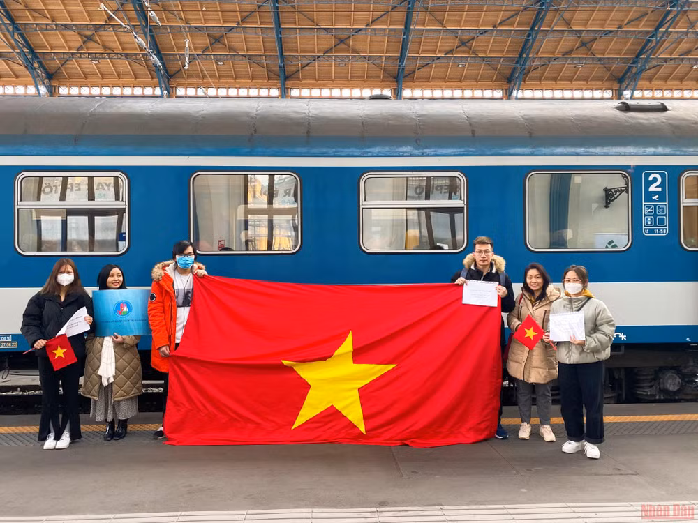 Những màu áo thanh niên trên biên giới Ukraine -0