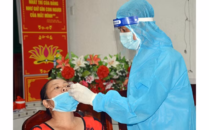 Thầy Tô Thanh Hải lấy mẫu bệnh phẩm cho người dân.