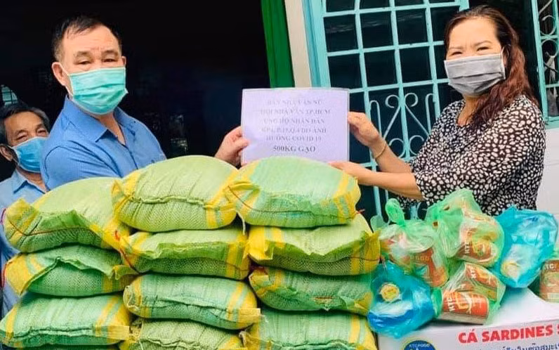Nhà thơ Huệ Triệu trong một chuyến trao quà cho Quán cơm "Nụ cười".