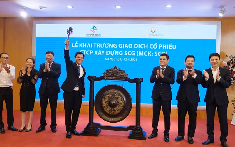 Nghi thức đánh cồng khai trương phiên giao dịch đầu tiên của SCG trên sàn UPCoM. (Ảnh: thoibaotaichinhvietnam.vn)