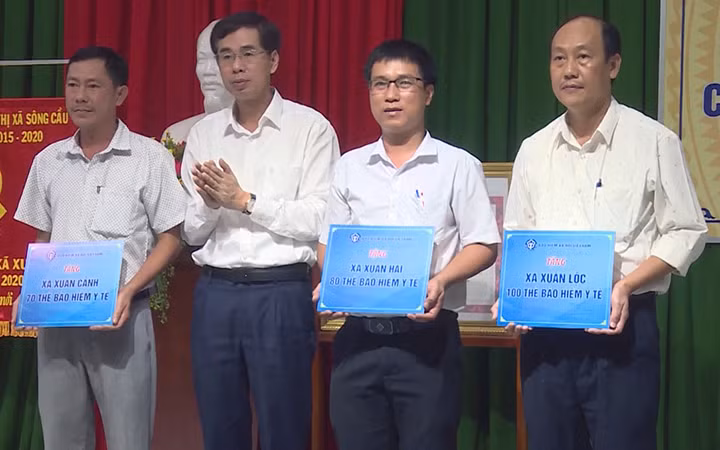 Đại diện Bảo hiểm xã hội Việt Nam tặng thẻ bảo hiểm y tế cho người dân ở Phú Yên (Ảnh: VSS).
