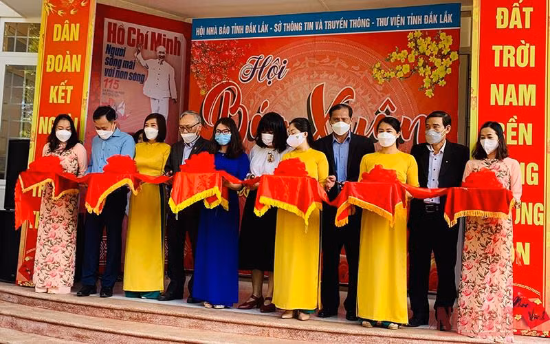 Lãnh đạo các đơn vị tổ chức Hội báo Xuân cắt băng khai mạc Hội báo Xuân Nhâm Dần tỉnh Đắk Lắk 2022.