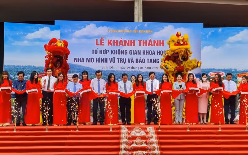 Các đại biểu cắt băng khánh thành Tổ hợp không gian khoa học.