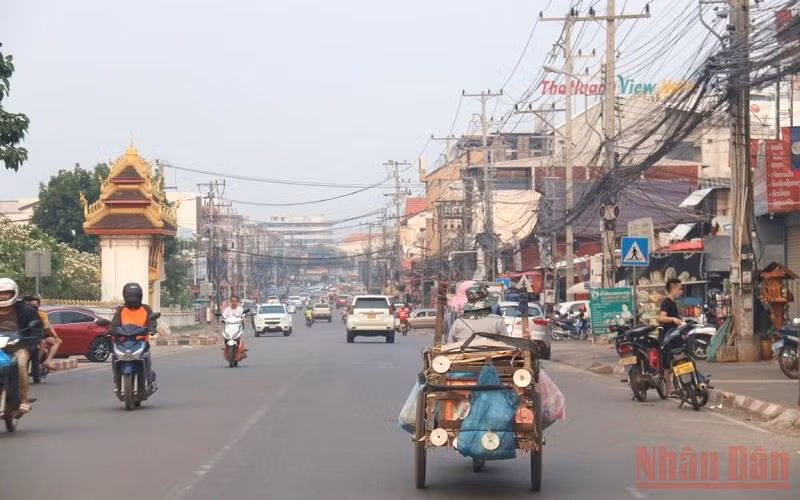Hơn 1 tháng qua, số ca Covid-19 tại Lào tăng cao, tuy nhiên đường phố vẫn đông đúc người tham gia giao thông. (Ảnh: Xuân Sơn)