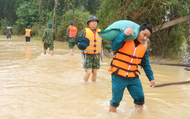 Cán bộ Quân khu 4 tiếp tế gạo, mì tôm cho người dân vùng lũ Thanh Chương