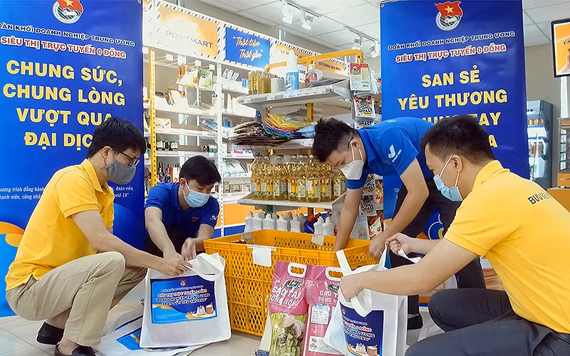 Đoàn viên, thanh niên Khối Doanh nghiệp Trung ương đóng gói nhu yếu phẩm từ “Siêu thị trực tuyến 0 đồng” để chuyển tặng người dân có hoàn cảnh khó khăn.