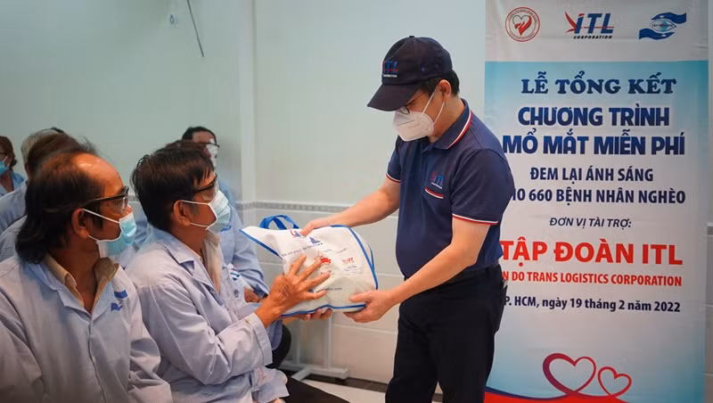 Tặng quà cho bệnh nhân mổ mắt.
