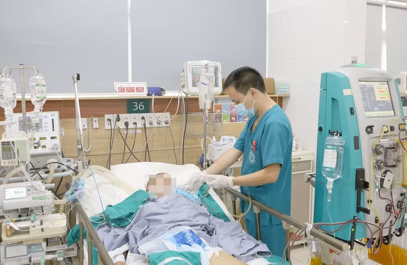 Bệnh nhân đang điều trị tích cực tại Bệnh viện Bạch Mai. 