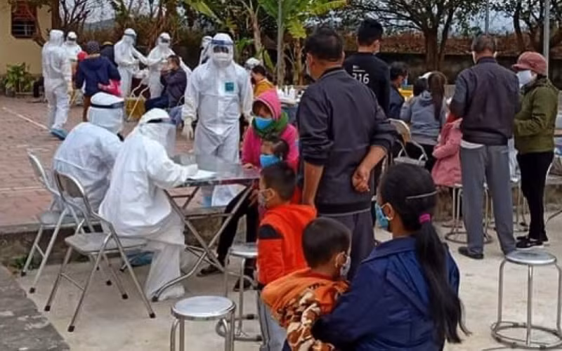 Việc lấy mẫu xét nghiệm SARS-CoV-2 được khẩn trương thực hiện tại tất cả các khu dân cư phát hiện có bệnh nhân mắc Covid- 19.
