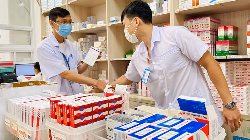 Do thiếu hụt nguồn cung, danh mục thuốc lĩnh bảo hiểm y tế bị rút gọn làm ảnh hưởng đến quyền lợi của người bệnh. Ảnh: DT