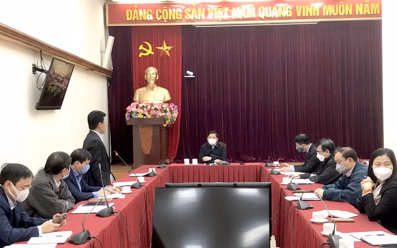 Bộ trưởng Giao thông vận tải Nguyễn Văn Thể họp với các đơn vị nhằm tìm giải pháp tháo gỡ khó khăn cho vận tải hàng đường sắt. (Ảnh: Bộ Giao thông vận tải, Tổng Công ty Đường sắt Việt Nam cung cấp)