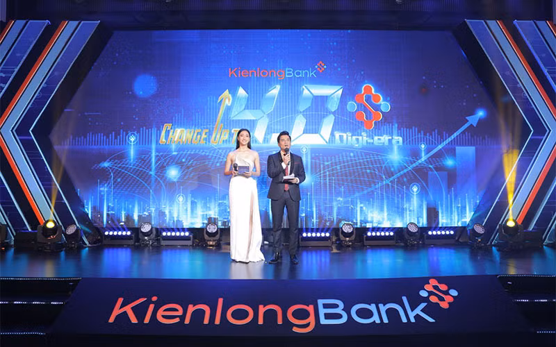 MC Danh Tùng và Hoa hậu Lương Thùy Linh trong vai trò “người kể chuyện” của chương trình.
