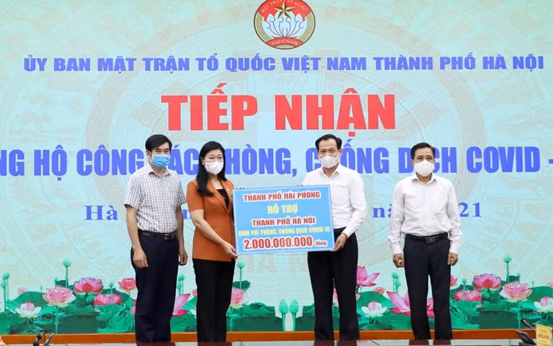 Ủy ban MTTQ TP Hà Nội tiếp nhận ủng hộ từ Ủy ban MTTQ TP Hải Phòng. 