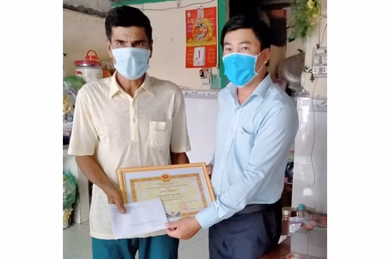 Ông Nguyễn Văn Long nhận giấy khen của UBND TP Cao Lãnh.