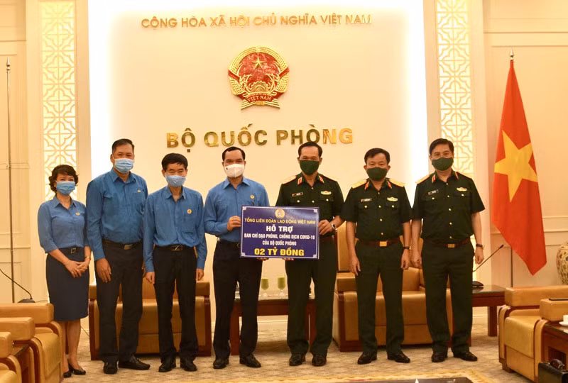 Tri ân những người lính trên tuyến đầu phòng, chống dịch Covid-19