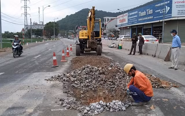 Đơn vị thi công sửa chữa hư hỏng mặt đường trên quốc lộ 1, đoạn qua địa phận tỉnh Thanh Hóa. (Ảnh: Tổng cục Đường bộ Việt Nam)
