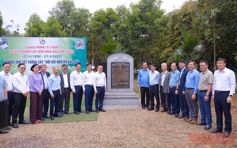 Ngày 20/4, đồng chí Lê Quốc Minh và Đoàn cán bộ Hội Nhà báo Việt Nam, lãnh đạo nhiều cơ quan báo chí, Hội Nhà báo nhiều tỉnh, thành phố về thăm di tích lịch sử Trường dạy làm báo Huỳnh Thúc Kháng.