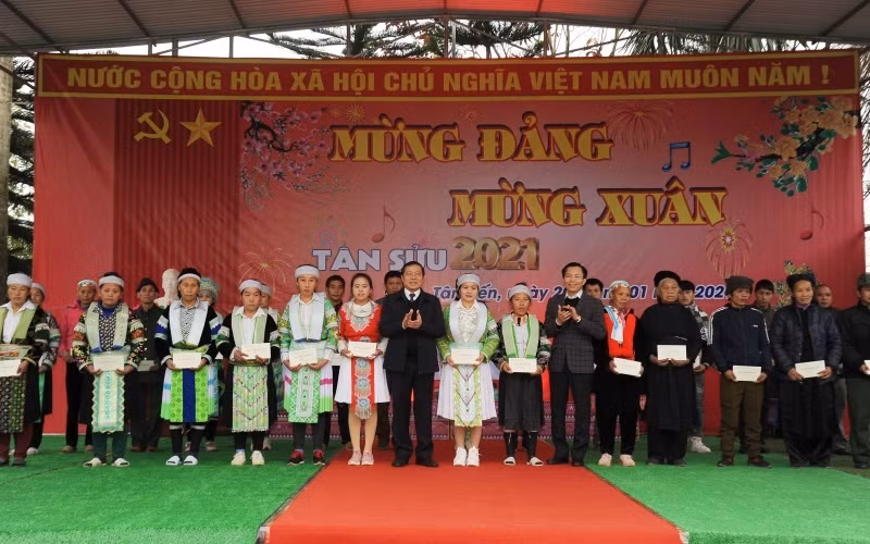 Tặng quà Tết cho công nhân và người nghèo ảnh 2 Tặng quà Tết cho công nhân và người nghèo ảnh 2