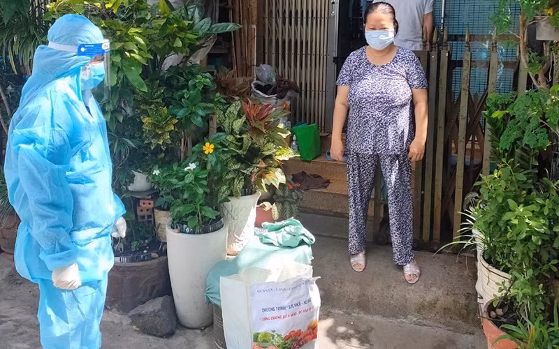 Đi chợ giúp dân những ngày giãn cách -0