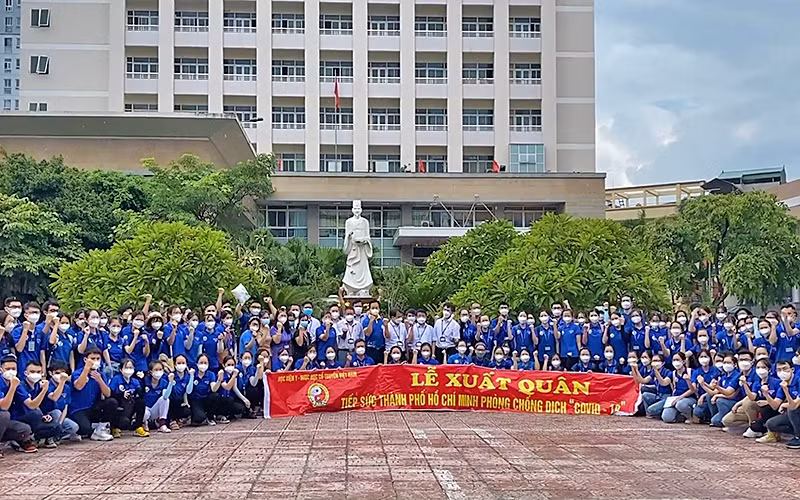 Cán bộ, giảng viên, sinh viên Học viện Y dược học cổ truyền Việt Nam lên đường chống dịch.