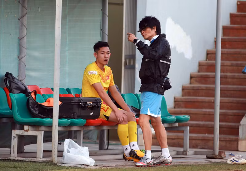 Tiền vệ Nguyễn Hai Long và bác sỹ Choi Ju Young. (Ảnh: VFF)
