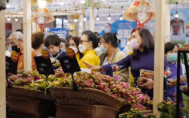 Khách hàng Thái Lan mua thanh long và vải nhập khẩu từ Việt Nam.