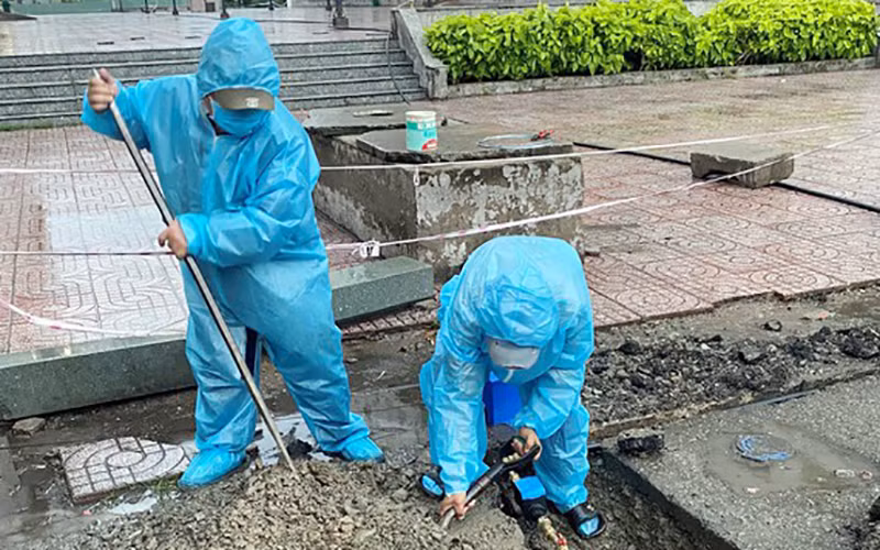 Thi công hệ thống cấp nước sạch cho các bệnh viện dã chiến trên địa bàn TP Hồ Chí Minh.