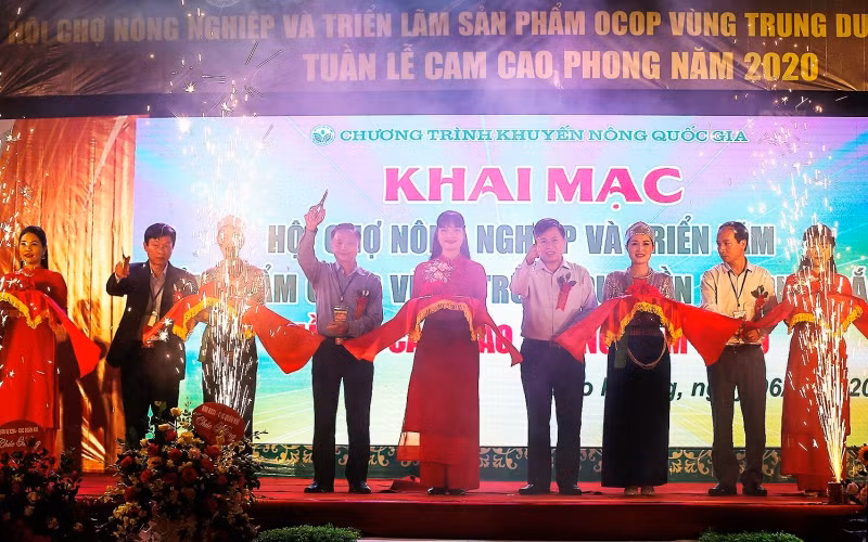 Các đại biểu cắt băng khai mạc Hội chợ.