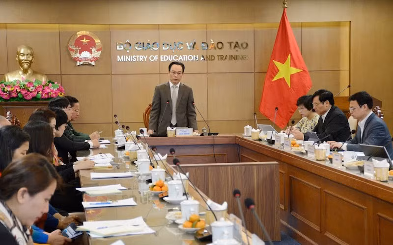 Thứ trưởng GD-ĐT Hoàng Minh Sơn chủ trì hội nghị.