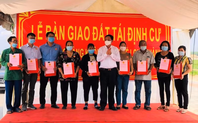 Phó Chủ tịch UBND tỉnh Đồng Nai Võ Tân Đức trao quyết định bàn giao đất và giấy chứng nhận quyền sử dụng đất cho các hộ dân.