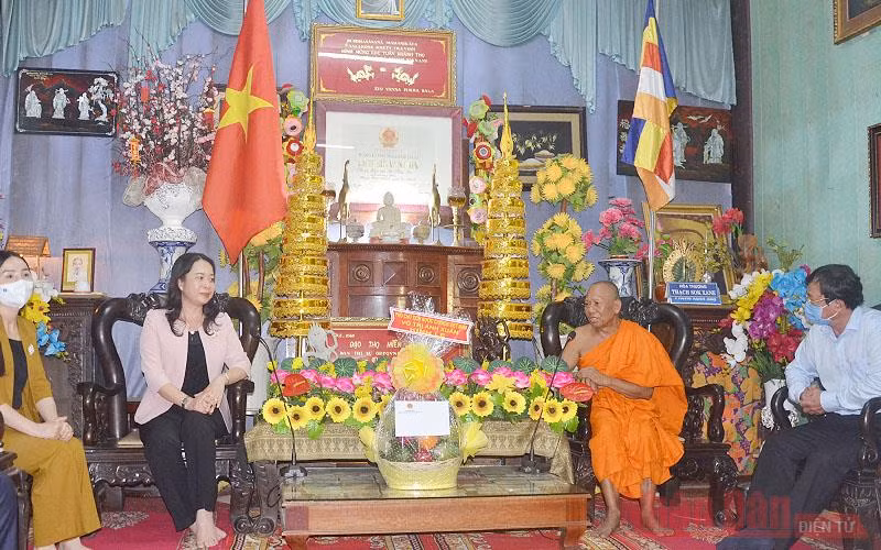 Phó Chủ tịch nước Võ Thị Ánh Xuân phát biểu tại buổi chúc mừng lễ Phật đản tại chùa Âng vào chiều 21-5.