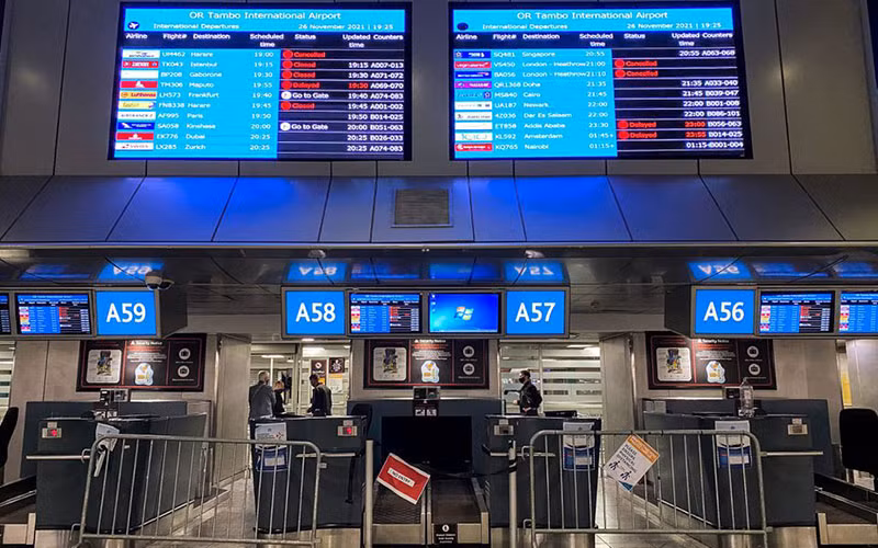 Bảng điện tử báo hoãn chuyến bay từ sân bay quốc tế O.R. Tambo (Johannesburg, Nam Phi) tới London - Heathrow (Anh), ngày 26/11. (Ảnh: Reuters)