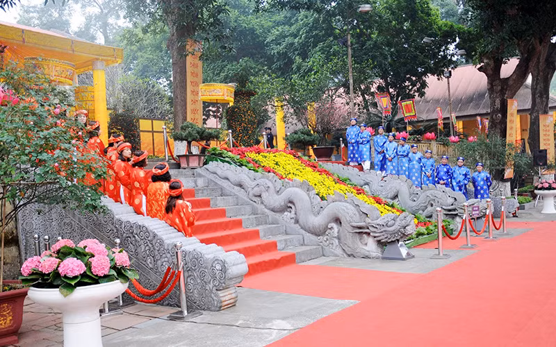 Thềm rồng-lối lên Ðiện Kính Thiên xưa.