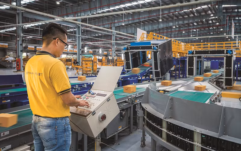 Nhân viên Bưu điện vận hành hệ thống chia chọn bưu phẩm tự động.
