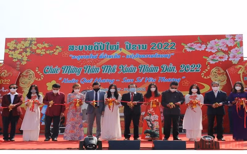 Lễ cắt băng khai mạc Hội chợ Xuân Nhâm Dần 2022 trong khuôn viên Trung tâm Văn hóa Việt Nam tại Lào ngày 27/1.