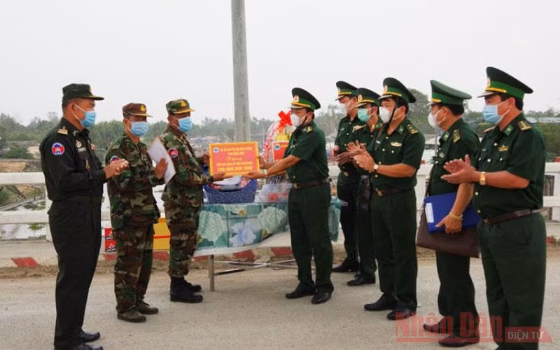 Đại tá Lê Văn Luận, Chỉ huy trưởng BĐBP tỉnh Đồng Tháp trao kinh phí hỗ trợ Tiểu khu Quân sự tỉnh Prây-veng, Campuchia. (Ảnh: Phú Quý)