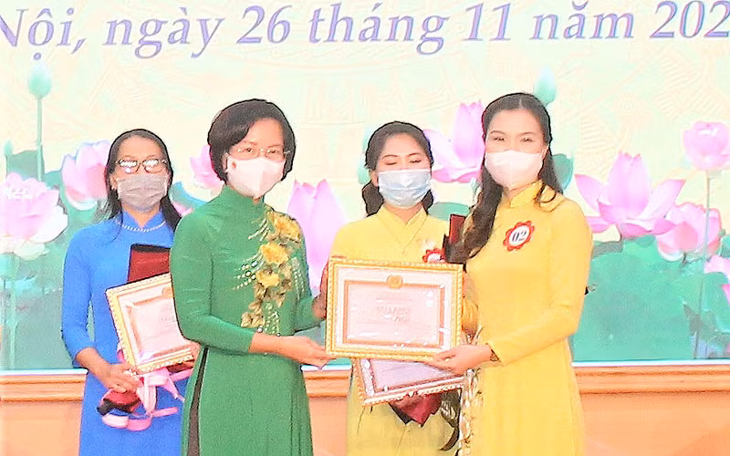 Lãnh đạo Ban Tuyên giáo Thành uỷ Hà Nội trao giải Nhất cho thí sinh Nguyễn Thị Phương Thêm.