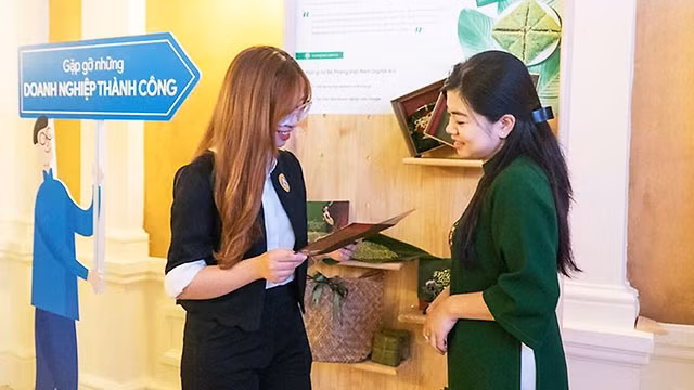 CEO Nguyễn Thu Hoài (phải) giới thiệu sản phẩm Nương Bắc.