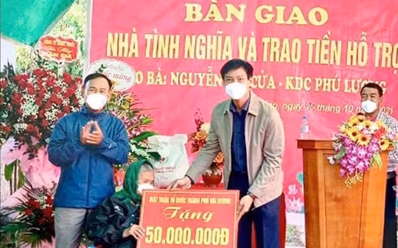 Ủy ban Mặt trận Tổ quốc thành phố Hải Dương trao tiền hỗ trợ gia đình bà Nguyễn Thị Cửa.