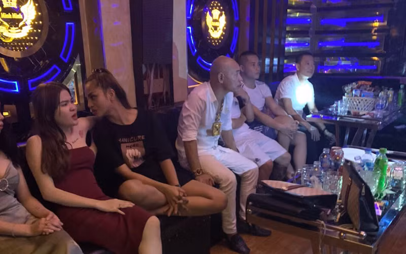 "Dũng trọc" cùng các đối tượng tại quán Kaoraoke.