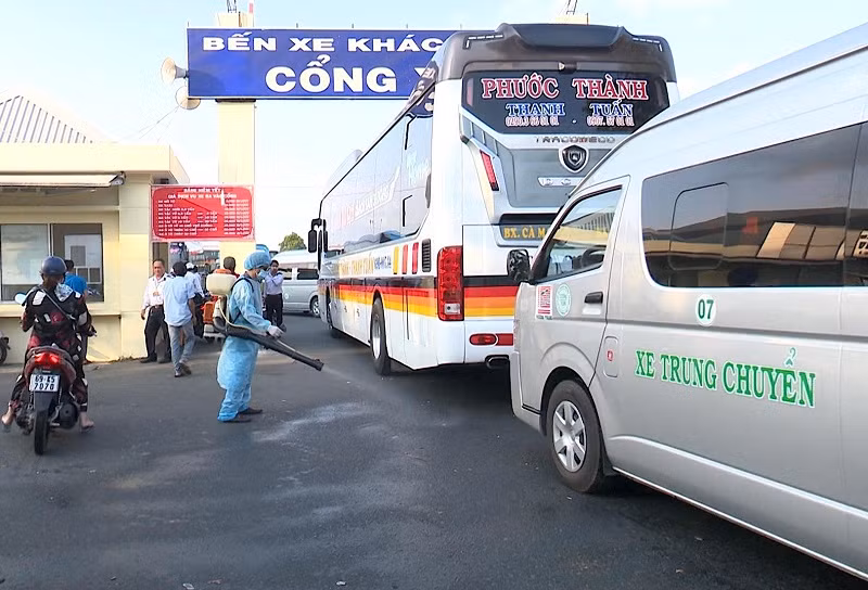 Cơ quan chức năng phun thuốc tiêu độc, khử trùng tại Bến xe khách Cà Mau.