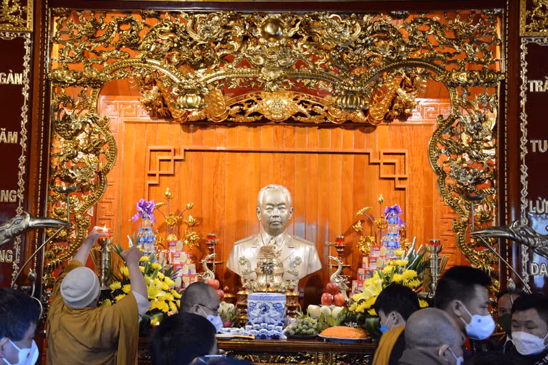 Nhân dân xã Mường Phăng, thành phố Điện Biên Phủ dâng hương, tưởng nhớ Đại tướng Võ Nguyên Giáp tại khu tưởng niệm.