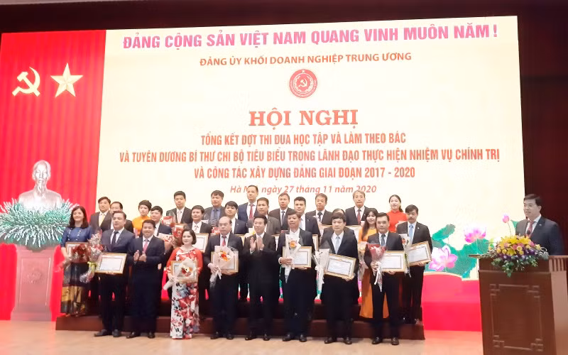 Đảng ủy Khối DNTƯ tuyên dương các tập thể, cá nhân; biểu dương các đồng chí bí thư chi bộ tiêu biểu.