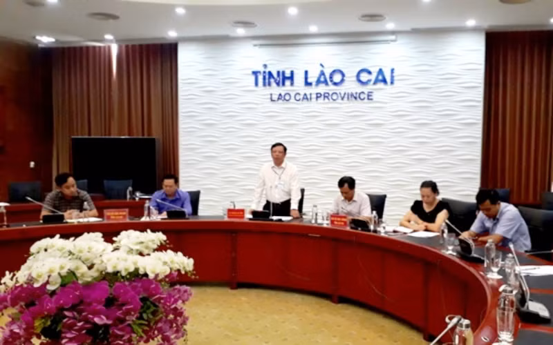 Ông Hoàng Chí Hiền, Chánh Văn phòng UBND tỉnh Lào Cai thông tin tại buổi họp báo.