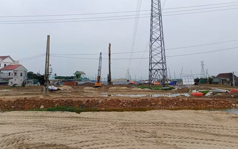 Tập trung di dời hệ thống đường điện cao thế ở nút giao Diễn Cát, huyện Diễn Châu để bàn giao cho nhà thầu thi công trong thời gian sớm nhất.